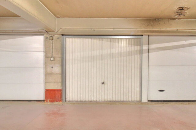 Voltaire/Josaphat : Box garage fermé