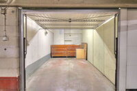 Voltaire/Josaphat : Box garage fermé