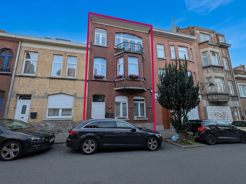 EVERE : Immeuble de rapport de 3 appartements avec jardin