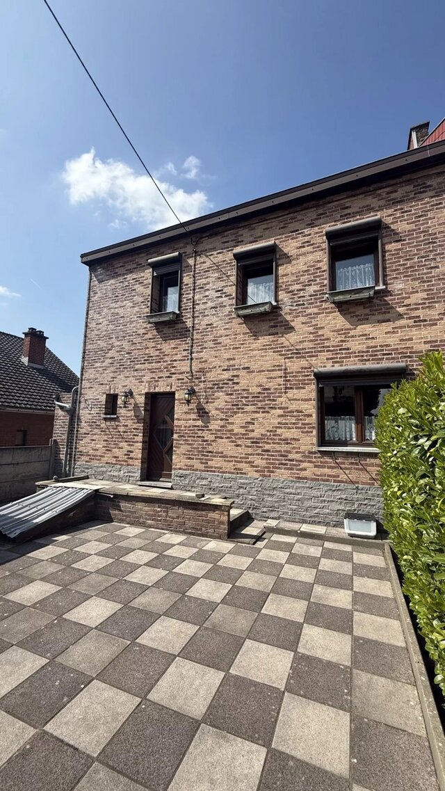 Jolie maison 3 façades : briques, panneaux photovoltaïques